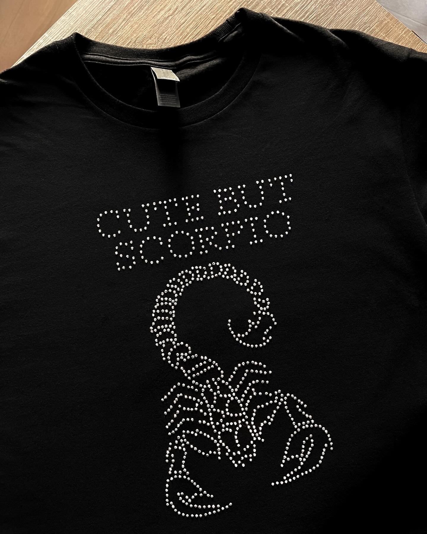 CUTE BUT SCORPIO DIAMENCIKI KOSZULKA