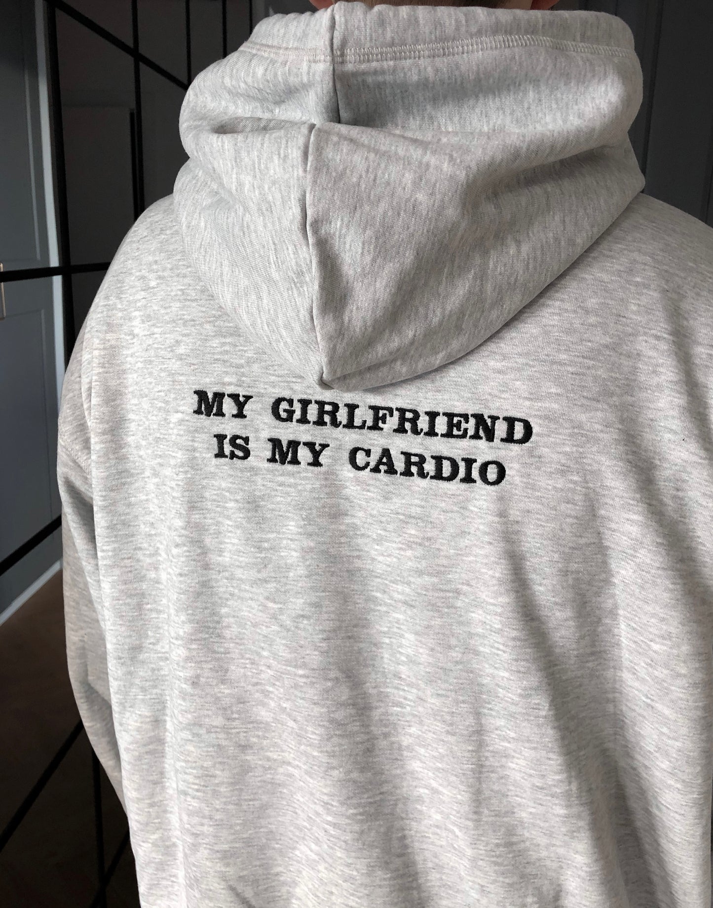 MY GIRLFRIEND IS MY CARDIO SZARA BLUZA BEZ KAPTURA ROZMIAR S OUTLET